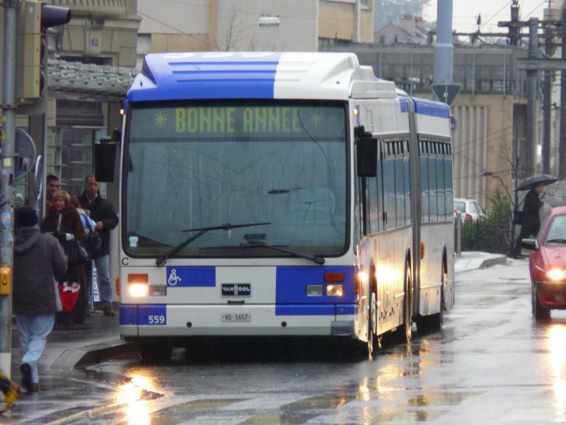 TL - VanHool Gelenkbus Nr.559  VD 1657 unterweg auf der Linie 21 in Lausanne mit Besondere Anschrift zum Jahreswechsel 2008-2009 am 31.12.2008