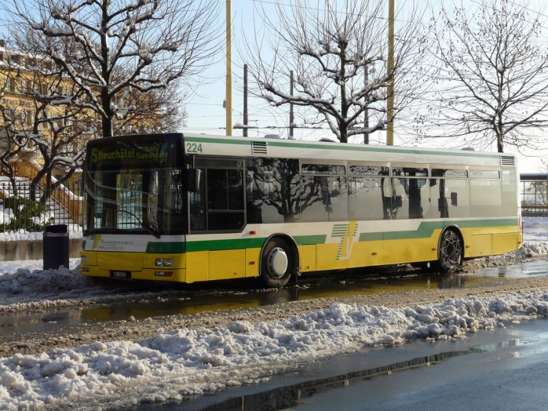 TN - MAN Bus Nr.224  NE 32124 mit Schneeketten unterwegs in der Stadt Neuchatel am 01.01.2009