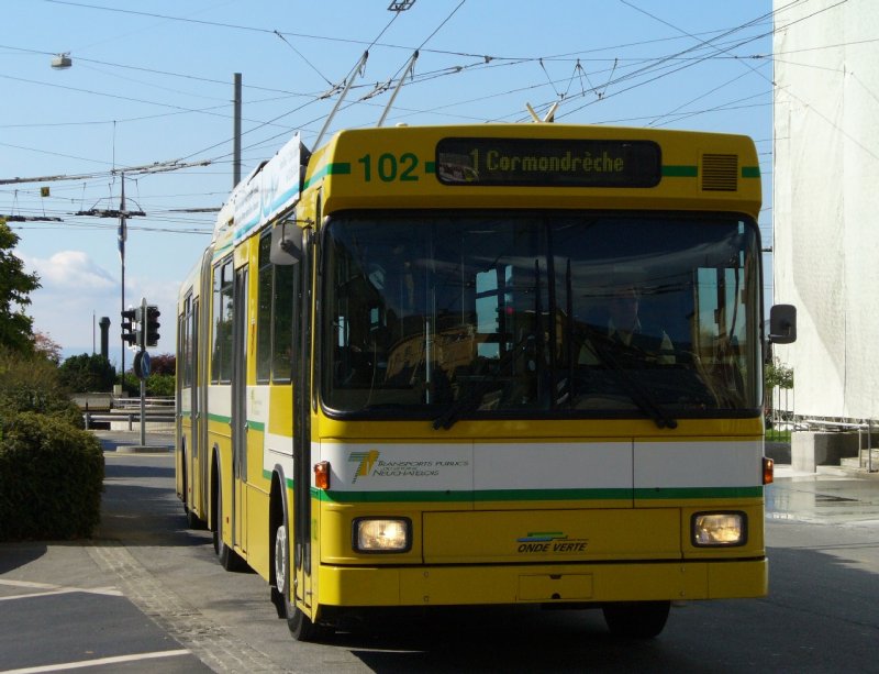 TN - NAW / Hess Trolleybus Nr.102 vor der Haltestelle Place Pury am 19.09.2007