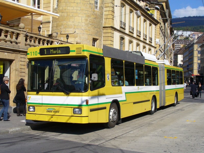 TN - NAW / Hess Trolleybus Nr.110 bei der Haltestelle Place Pury am 19.09.2007