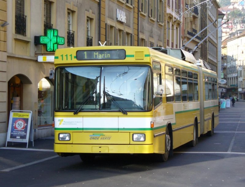 TN - NAW / Hess Trolleybus Nr.111 vor der Haltestelle Place Pury am 03.01.2008