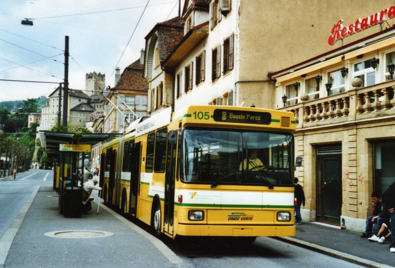 TN Neuchtel Nr. 105 NAW/Hess Gelenktrolleybus am 3. Mai 2009 Neuchtel, Place Pury