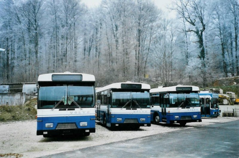 TPF Fribourg Nr. 111 + 110 + 108 Volvo/Hess (ex TF Fribourg Nr. 173 + 172 + 174) am 22. Dezember 2007 Safnern, BTR (auch diese 3 Fahrzeuge warten auf den Weiterverkauf)