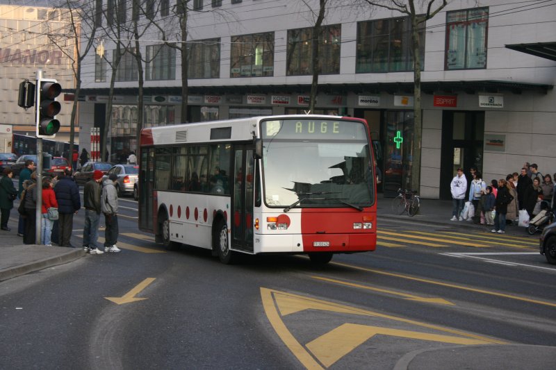 TPF, Fribourg, Nr. 379 (FR 300'424, VanHool A308, 1997) am 27.12.2006 in Fribourg, gare.