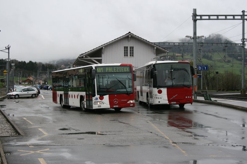 TPF, Fribourg, Nrn. 4 (FR 300'297, Citaro , 2002) und 44 (FR 300'228, Volvo 8700LE, 2007) am 21.4.2008 in Palzieux. 