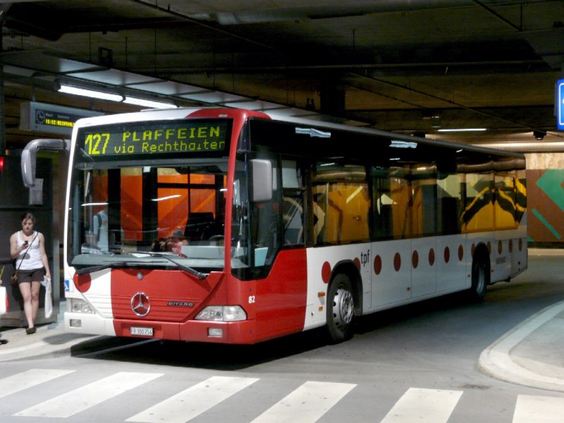 tpf - Mercedes Citaro Nr.82 FR 300254 eingeteilt auf der Linie 127 nach Plaffeien am warten in den Unterirdischen tpf Bushaltestellen im Bahnhof von Fribourg am 05.07.2008
