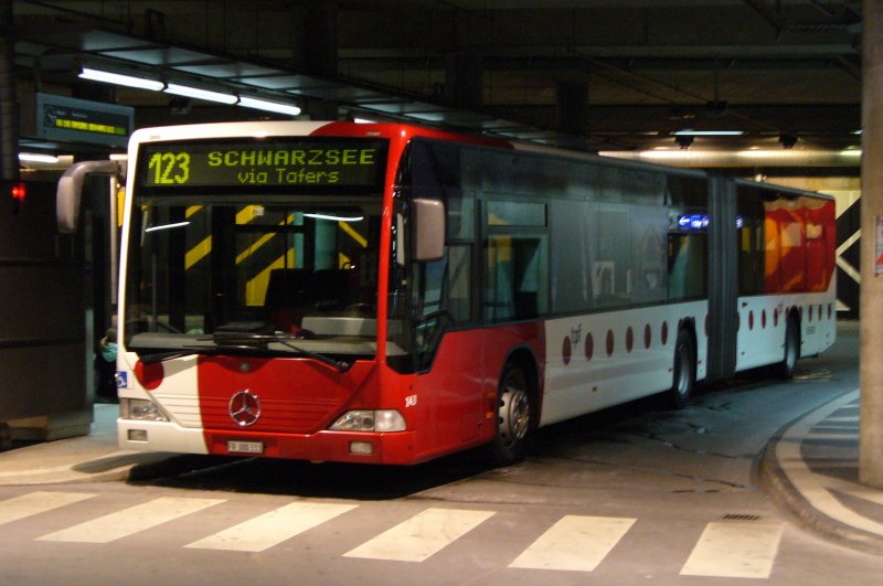 tpf  - Mercedes Gelenkbus der Transports publics fribourgeois Nr. 143 .. FR 300 333 im Busbahnhof von Fribourg am 16.12.2006