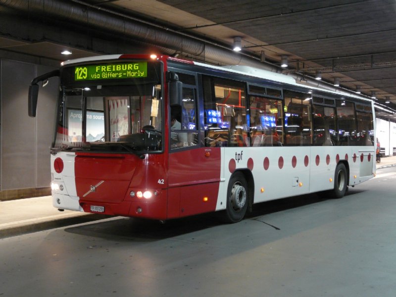 tpf - Volvo 8700 Bus Nr.42 FR 300288 eingeteilt auf der Linie 129 in den Unterirdischen tpf Bushaltestellen im Bahnhof von Fribourg am 26.07.2008