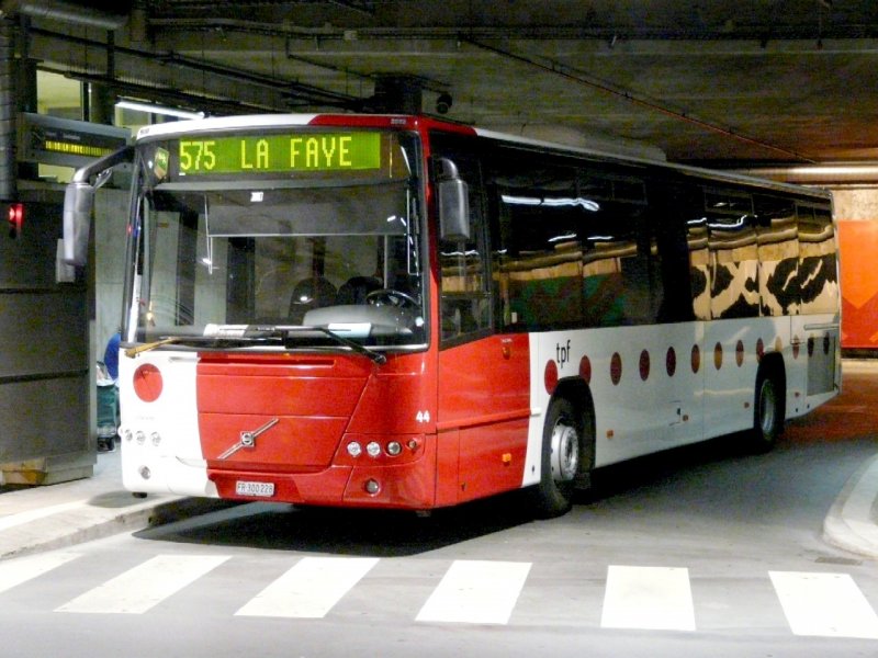 tpf - Volvo 8700 Bus Nr.44 FR 300228 eingeteilt auf der Linie 575 nach La Faye am warten in den Unterirdischen tpf Bushaltestellen im Bahnhof von Fribourg am 05.07.2008