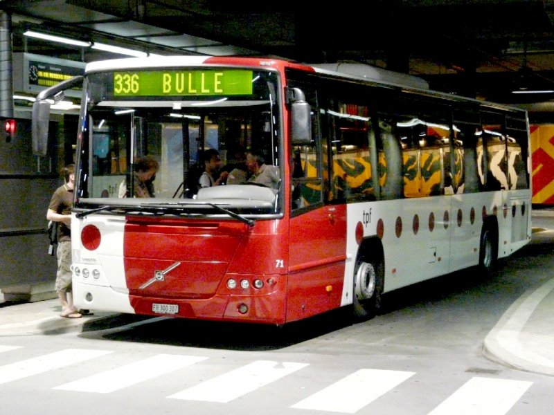 tpf - Volvo 8700 Bus Nr.71 FR 300307 eingeteilt auf der Linie 336 nach Bulle am warten in den Unterirdischen tpf Bushaltestellen im Bahnhof von Fribourg am 05.07.2008