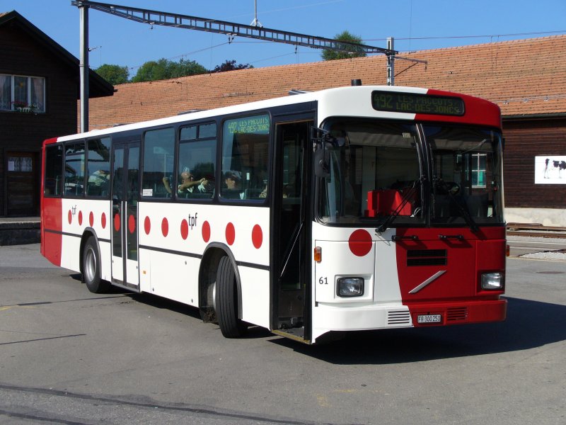 tpf - Volvo Bus der Transports publics fribourgeois Nr 61  .. FR 300250 vor dem  Bahnhof von Chatel-St-Denise am 30.07.2006