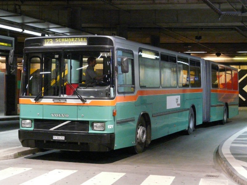 tpf - Volvo Gelenkbus Nr.121 FR 300255 noch in den typischen GFM Hausfarben eingeteilt auf der Linie 123 nach Schwarzsee via Tafers am warten in den Unterirdischen tpf Bushaltestellen im Bahnhof von Fribourg am 05.07.2008