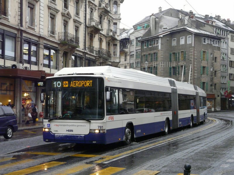TPG Genf - Hess-Swisstrolleybus BGGT-N2C Nr.781 unterwegs auf der Linie 10 unterwegs in Genf am 31.12.2008