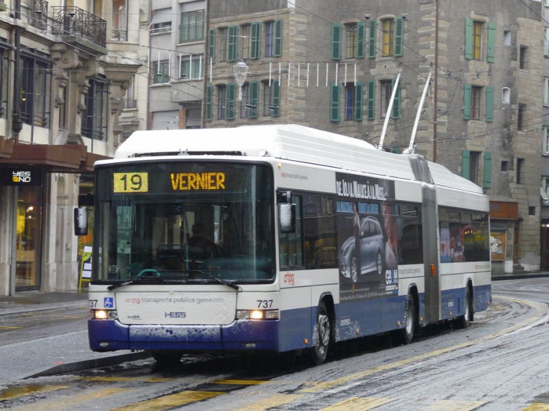 TPG - Hess-Swisstrolleybus BGT-N2C Nr.737 unterwegs auf der Linie 19 in Genf am 31.12.2008