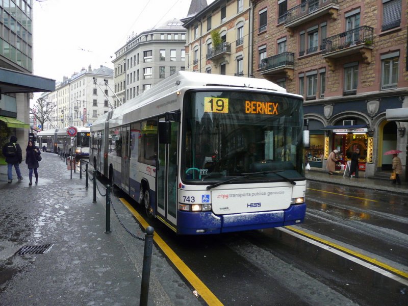 TPG - Hess-Swisstrolleybus BGT-N2C Nr.743 unterwegs auf der Linie 19 in Genf am 31.12.2008