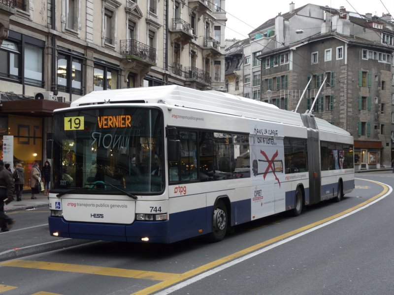 TPG - Hess-Swisstrolleybus BGT-N2C Nr.744 unterwegs auf der Linie 19 in Genf am 03.01.2009