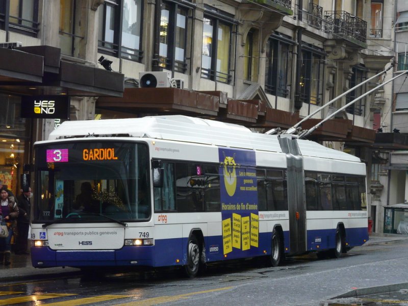 TPG - Hess-Swisstrolleybus BGT-N2C Nr.749 unterwegs auf der Linie 3 in Genf am 31.12.2008