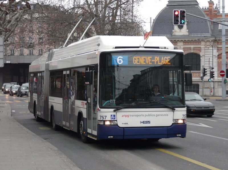 TPG - Hess-Swisstrolleybus BGT-N2C Nr.757 unterwegs auf der Linie 6 in Genf am 03.01.2009