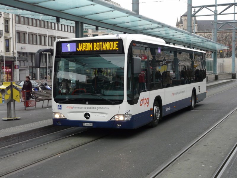 TPG - Mercedes Citaro Bus Nr.523 GE 960585 unterwegs auf der Linie 1 in Genf am 03.01.2009