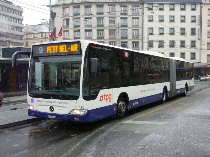 TPG - Mercedes Citaro Gelenkbus Nr.176 GE 960560 unterwegs auf der Linie 9 in Genf am 31.12.2008
