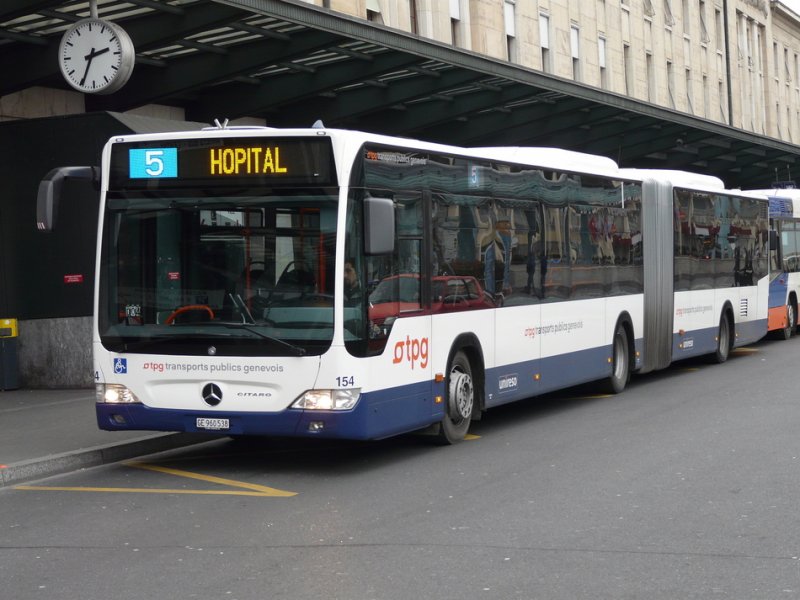 TPG - Mercedes Citaro Gelenkbus Nr.154 GE 960538 unterwegs auf der Linie 5 in Genf am 03.01.2009