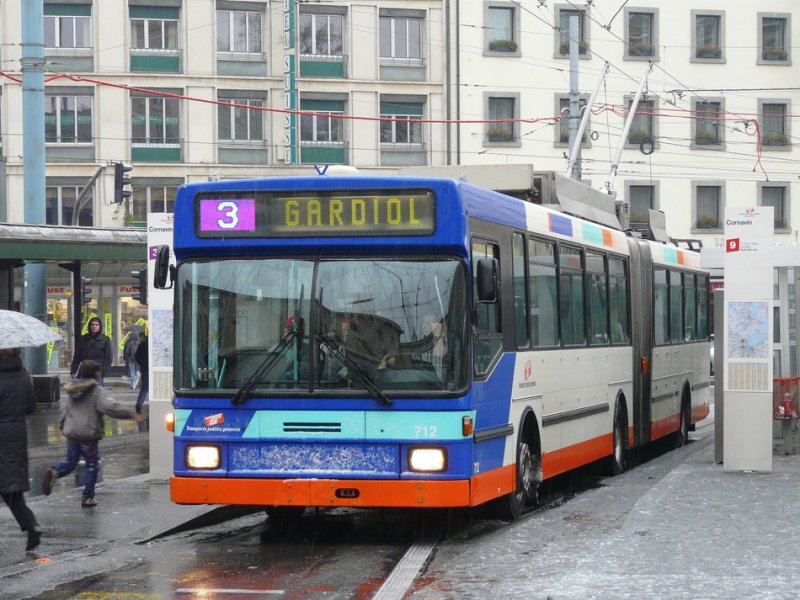 TPG - NAW-Hess-Siemens BGT 5-25 Trolleybus Nr.712 eingeteilt auf der Linie 3 unterwegs in Genf am 31.12.2008