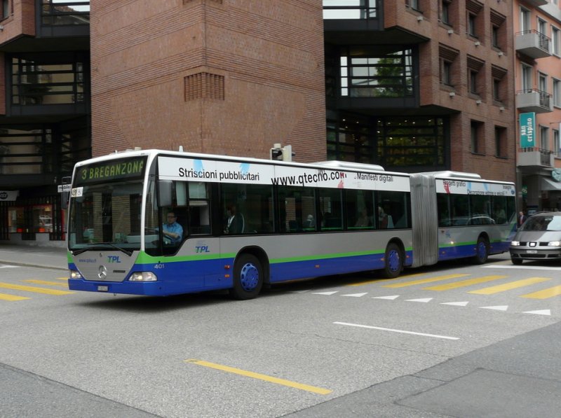 TPL - Mercedes Citaro Gelenkbus Nr.401  TI 207012 unterwegs auf der Linie 3 in der Stadt Lugano am 13.05.2009