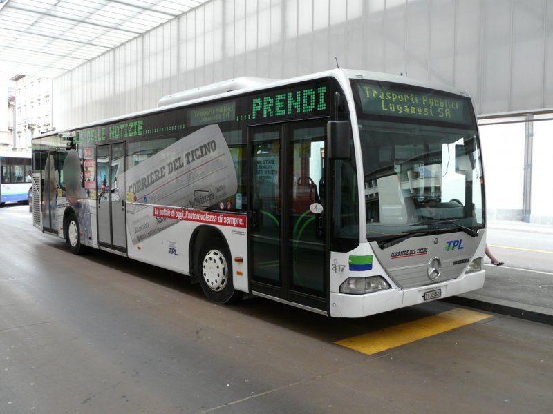 TPL - Mercedes Citaro Nr.317  TI 309520 mit Werbung abgestellt bei der Haltestelle im Zentrum in der Stadt Lugano am 13.05.2009