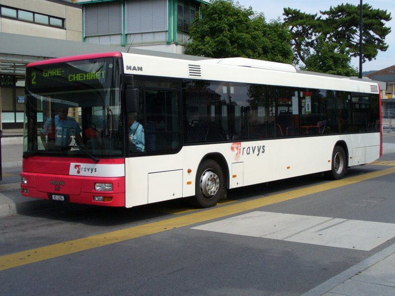 travys - MAN Bus VD 4284 eingeteilt auf der Linie 2 Gare - Cheminet beim Busbahnhof in Yverdon les Bains am 30.07.2006