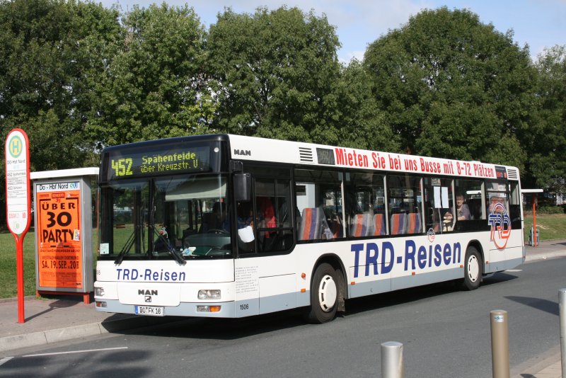 TRD 1506 steht am 12.9.2009 vor dem Dortmunder HBF auf der Linie 452 Richtung Spähenfelde.
Der Wagen trägt Eigenwerbung.

