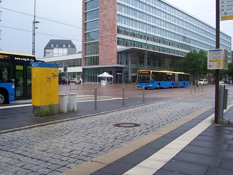 Treffen der Beiden Citaros Nr. 244 und 255 an der Haltestelle Roter Turm in Chemnitz am 28. Juli 2007. Nr. 244 fhrt als SEV der Linie 2 nach Bernsdorf, Nr. 255 fhrt als Linie 41 nach Heinersdorf.