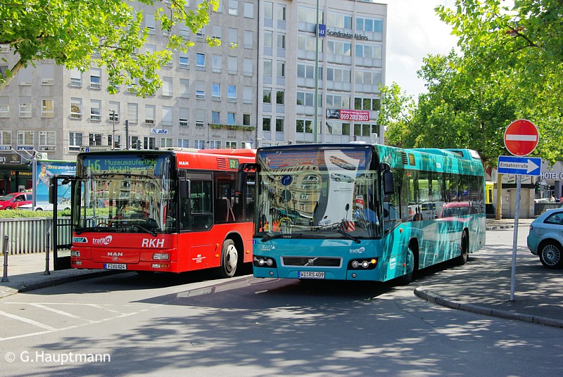 Treffen eines MAN- und Volvo-Busses am Frankfurter Hauptbahnhof.