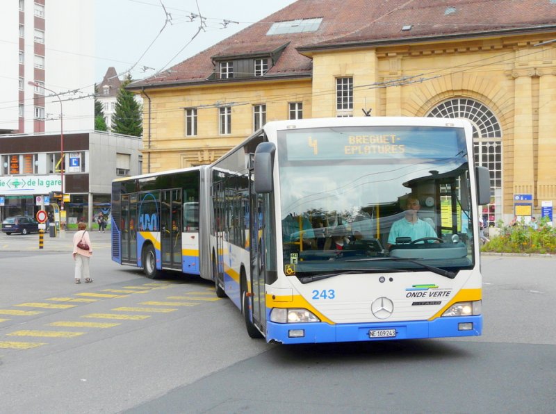 trn La Chaux de Fonds - Mercedes Citaro Nr.243  NE 119243 unterwegs auf der Linie 4 vor dem Bahnhof in La Chaux de Fonds am 04.07.2009