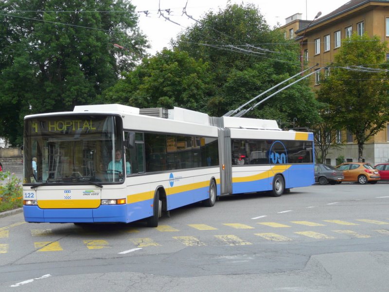 trn La Chaux de Fonds - Solaris Trolleybus Nr.122 unterwegs auf der Linie 4 vor dem Bahnhof in La Chaux de Fonds am 04.07.2009