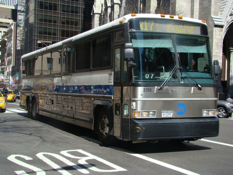 Typisch für Manhattan das auf den X Bussen, hier X17 ein Motor Coach Industries (MCI) D 4500 drauf ist. AUfgenommen am 10.04.08