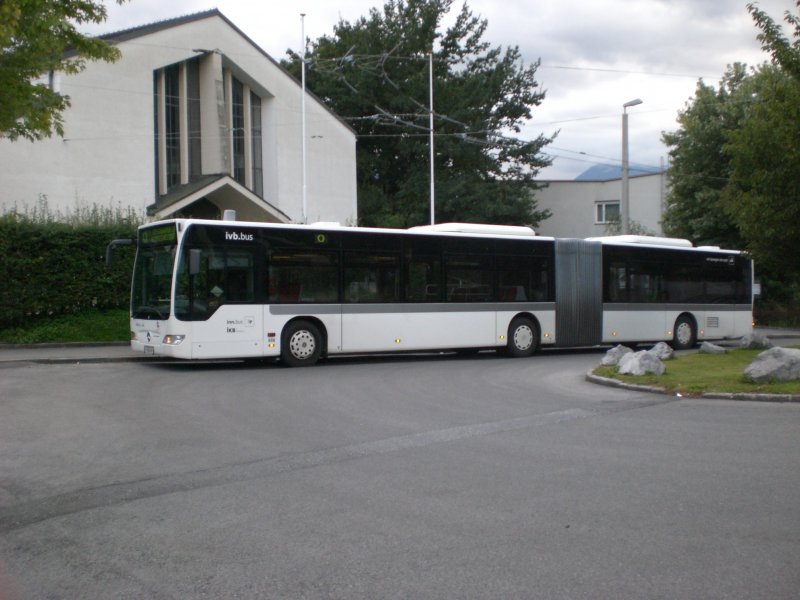 Unbekannter Citaro  Facelift der IVB steht vor der Kirche Allerheiligen (weißes Gebäude im Hintergrund).
23.9.2008