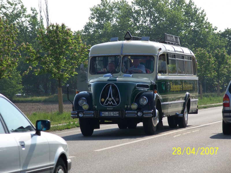 Unbekannter Oldtimer kurz nach Neuluheim. . Der Bus nahm an der Ausfahrt des Busoldtimertreffs von Sinsheim nach Speyer und anschlieend wieder nach Sinsheim teil. Organisiert wurde das treffen von den Technik Museen Sinsheim und Speyer.