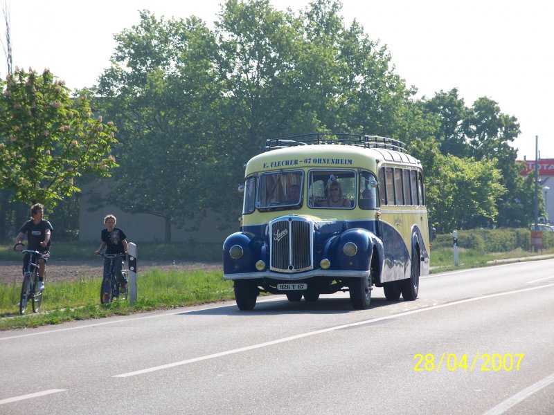 Unbekannter Oldtimerbus kurz nach Neuluheim. Der Bus nahm an der Ausfahrt des Busoldtimertreffs von Sinsheim nach Speyer und anschlieend wieder nach Sinsheim teil. Organisiert wurde das treffen von den Technik Museen Sinsheim und Speyer.