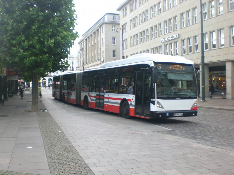 Van Hool AGG 300 auf der Linie 5 nach Hauptbahnhof/ZOB an der Haltestelle Rathausmarkt.