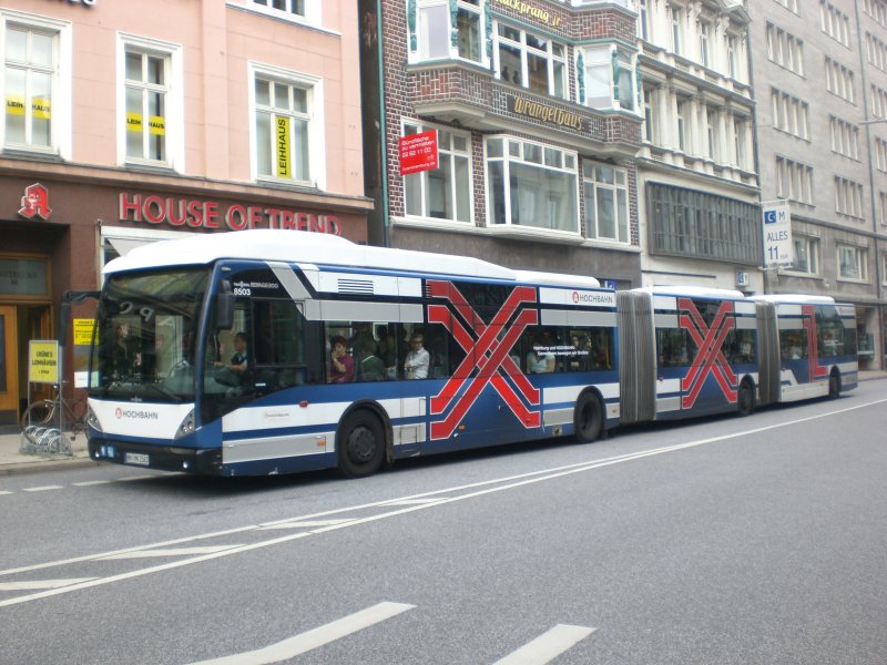 Van Hool AGG 300 auf der Linie 5 nach Nedderfeld am U-Bahnhof Gänsemarkt.