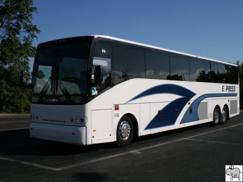 Van Hool C2045 des amerikanischen Busunternehmens  Express Transportation  aus Orlando, Florida. Mit diesen Bus waren wir 2008 17. Tage an der Ostkste der USA unterwegs. Die Aufnahme entstand am 19. September 2008 auf einen Parkplatz am Highway 95.