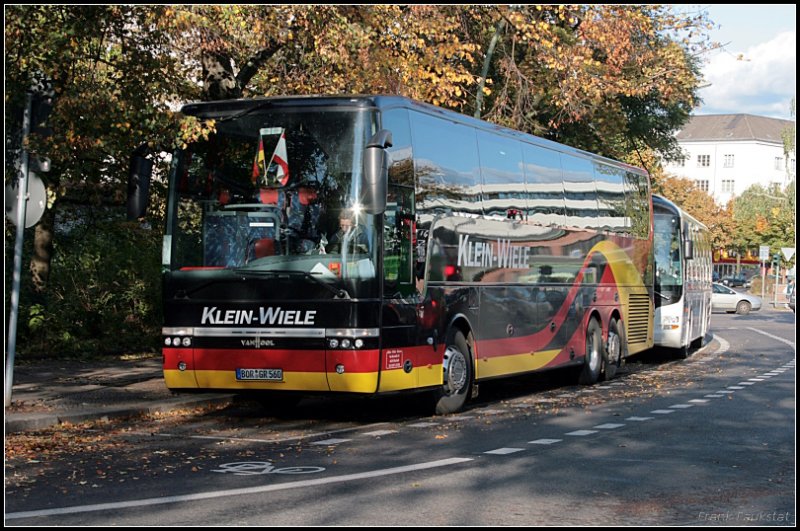 Vanhool T 916 ACRON der Fa. Klein-Wiele-Reisen aus Bocholt in schwarz-rot-gold lackiert (gesehen Berlin Gesundbrunnen 13.10.2009)