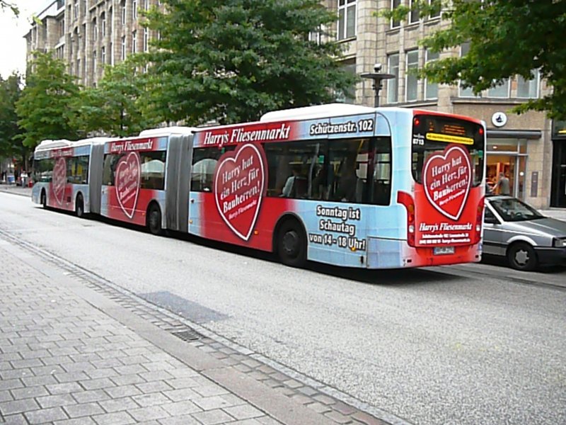 VanHool XXL-Bus 8713 auf der Metro Bus Linie 5 Richtung Burgwedel in Hamburg,mit der Herzklpfenden Superwerbung  Harry's Fliesenmarkt -ich finde die bisher geluingenste Harry Werbung am  Mi.09.09.09 