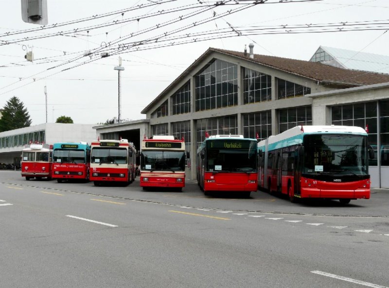 VB Biel - Fahrzeugparade mit den Trolleybussen Nr.51 + 88 + 80 + 70 + 63 + 21 vor dem Depot in Biel am 01.06.2008