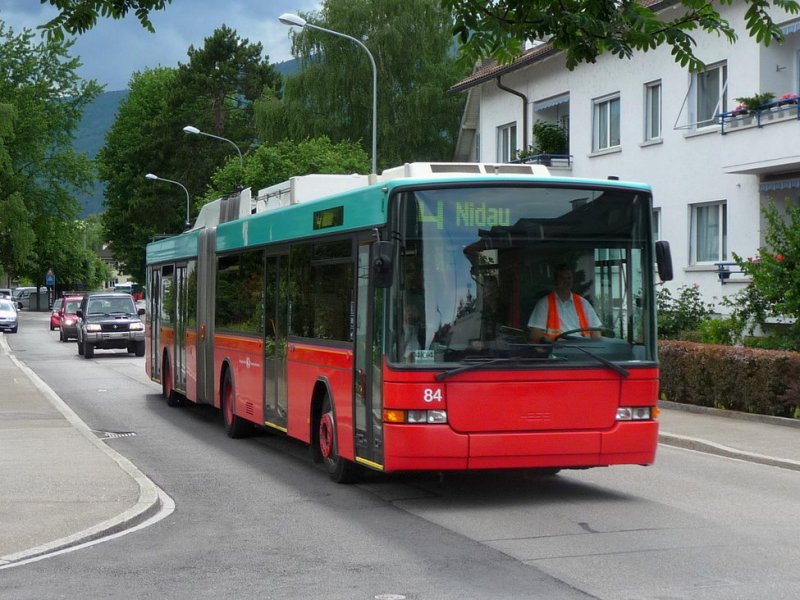 VB Biel - NAW Trolleybus Nr.84 unterwegs auf der Linie 4 ohne Fahrleitung am Balainenweg in Nidau am 06.06.2009