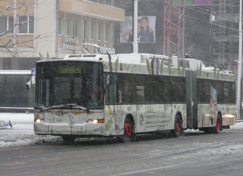 VB Biel - NAW Trolleybus Nr.90 mit Vollwerbung mit Hilfsmotor unterwegs zum Bahnhof Biel um 08.15 Uhr am 21.03.2008
