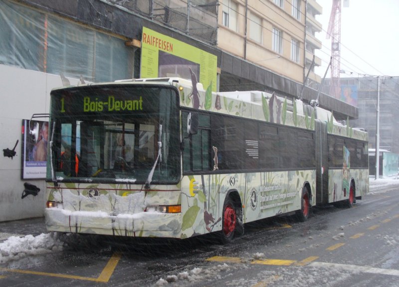 VB Biel - NAW Trolleybus Nr.90 mit Vollwerbung bei der Haltestelle beim Bahnhof wieder unter Strom um 08.18 Uhr am 21.03.2008