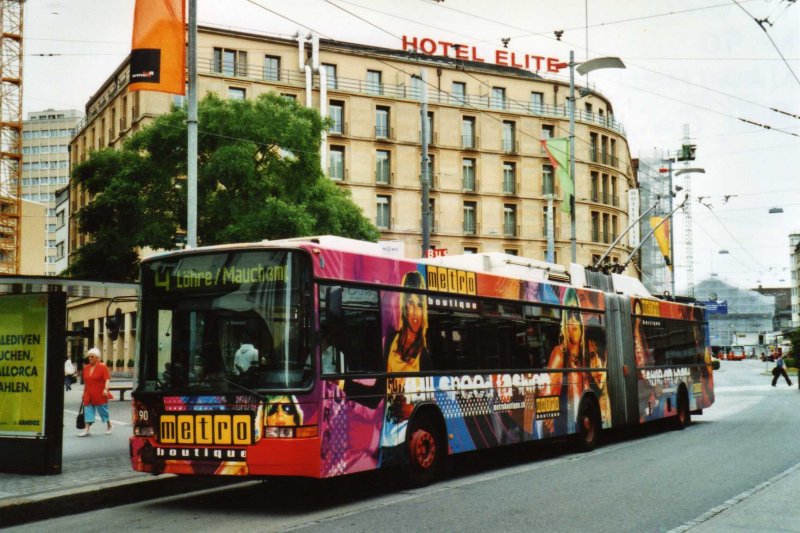 VB Biel Nr. 90 NAW/Hess Gelenktrolleybus am 8. Juni 2009 Biel, Guisanplatz (mit Vollwerbung fr die  metro boutique )