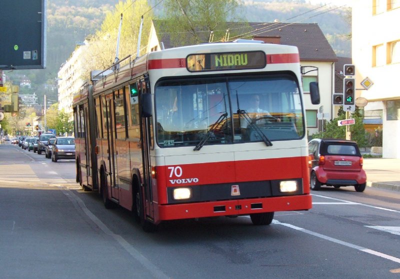 VB - Trolleybus Nr. 70 unterwegs in den Strassen von Biel eingeteilt auf der Linie 4 nach Nidau am 14.04.2007