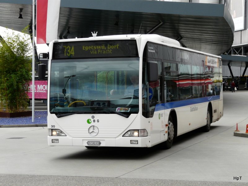 VBG - Mercedes Citaro Nr.30  ZH 590930 unterwegs auf der Linie 734 bei den Haltestellen vor dem Fulghafen Zürich am 11.10.2009